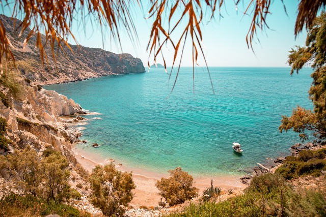 O Chios mówi się w naszym kraju niewiele – kierunek ten zazwyczaj przyćmiewają o wiele popularniejsze zakątki Grecji. Jeśli szukacie miejsca na rajskie wakacje w ciszy i spokoju, ta wyspa będzie spełnieniem waszych marzeń.