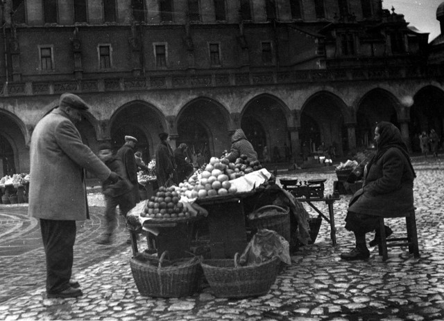 Krakowski Rynek Główny, połowa ubiegłego wieku