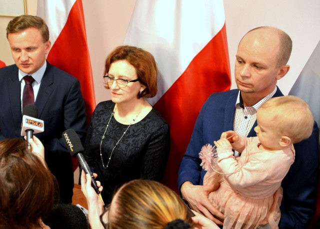 Od lewej: wiceminister Bartosz Marczuk, wojewoda Agata Wojtyszek oraz Mateusz Szczepski z córką Michaliną.