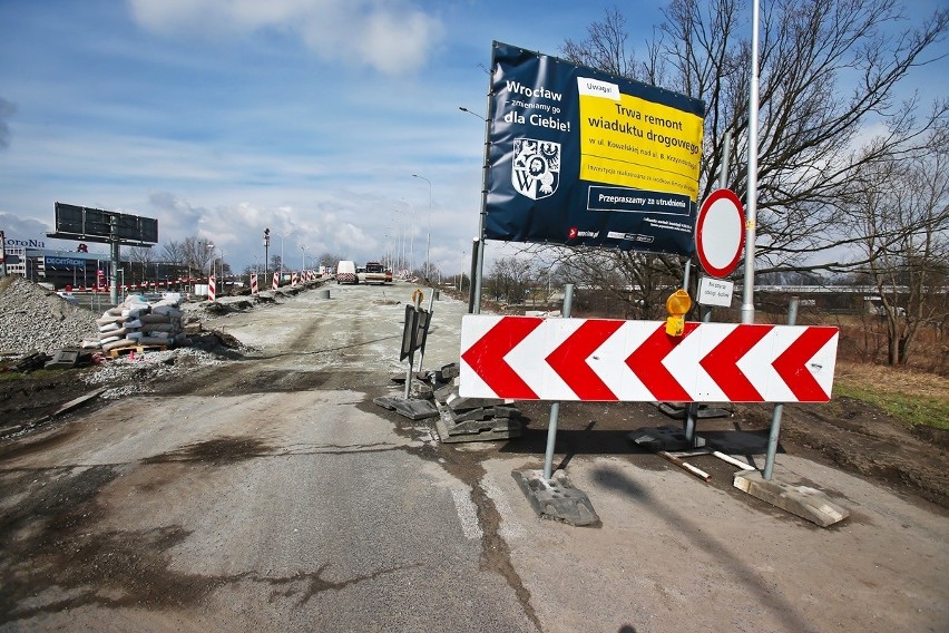 Trwa przebudowa wiaduktu na ulicy Kowalskiej. Remont najprawdopodobniej za dwa i pół miesiąca zostanie zakończony. [ZDJĘCIA]