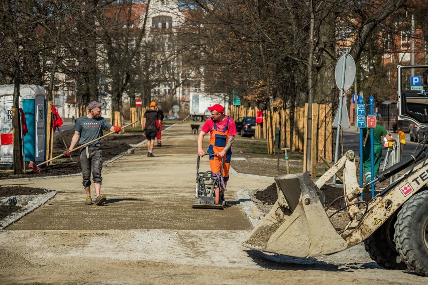 Trwa remont deptaka przy al. Ossolińskich w Bydgoszczy.