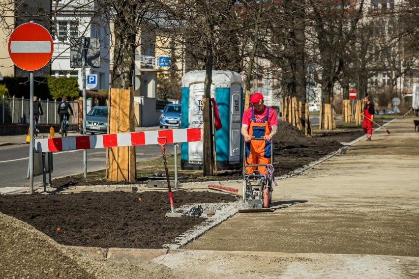 Trwa remont deptaka przy al. Ossolińskich w Bydgoszczy.