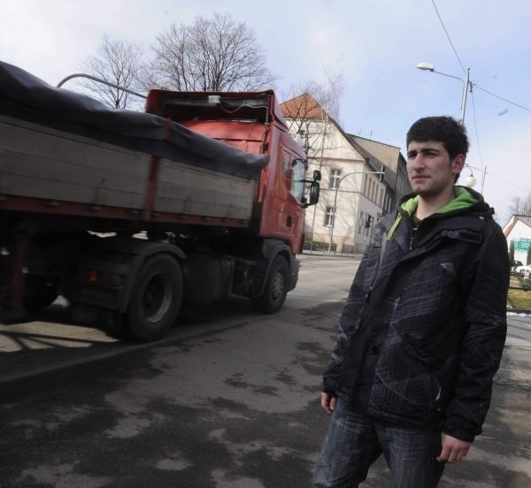 Przejeżdżające przez centrum miasta ciężarówki są utrapieniem dla mieszkańców Głubczyc.