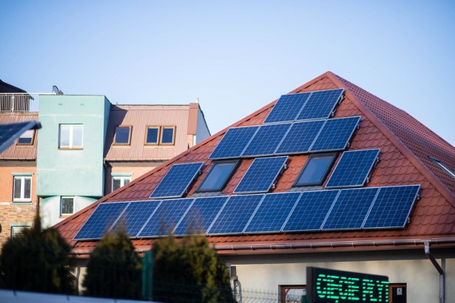 W powiecie wielickim pojawiły się osoby, które – często podszywając się pod urzędników - oferują bardzo atrakcyjne dofinansowanie do instalacji fotowoltaicznych. Gminy apelują do mieszkańców o ostrożność