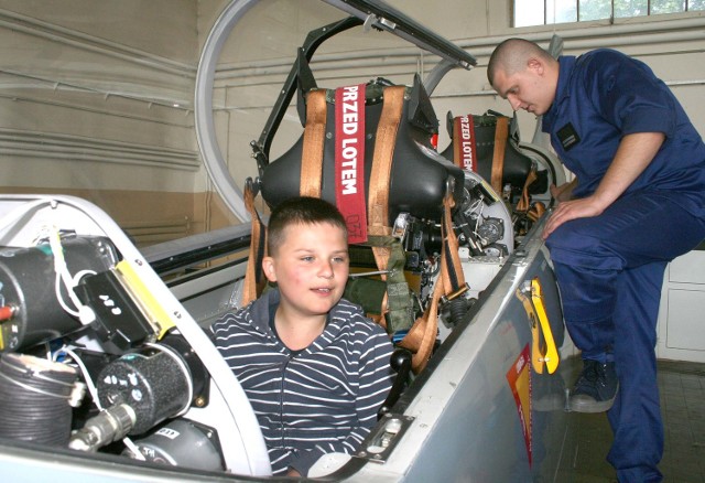 Za sterami "orlika" Oskar Biesiadecki z Radomia, z tyłu starszy mechanik kapral Dawid Baranowski.