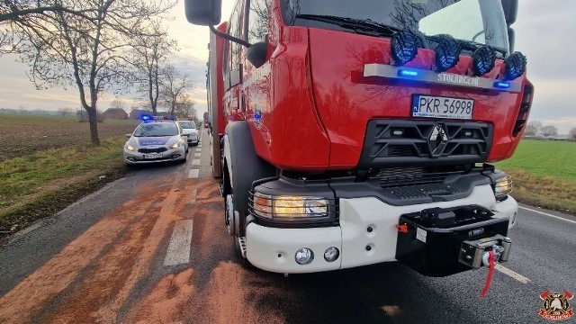 We wtorek, 20 grudnia o godz. 13:06 strażacy otrzymali informacje o plamie substancji ropopochodnej, która powstała na skutek awarii zbiornika paliwa w ciężarówce.