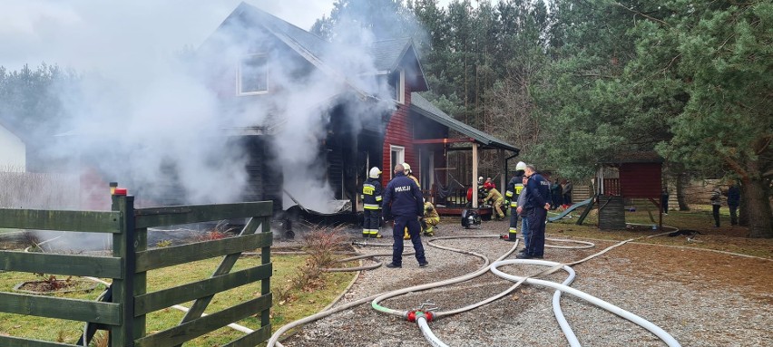 Pożar drewnianego domu w miejscowości Sarnów. Nikt nie ucierpiał [ZDJĘCIA]