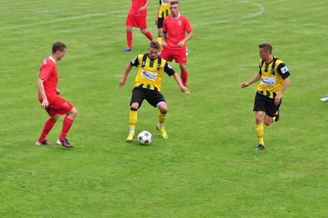 Piłkarze Siarki Tarnobrzeg (koszulki w pasy) zaimponowali w pierwszym meczu nowego sezonu.