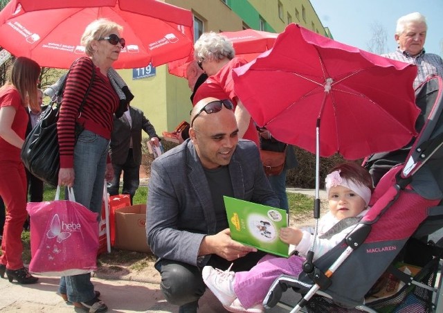 Kielecki radny i działacz SLD Oleg Magdziarz Ibrahim el-Nur podarował książeczkę dla dzieci maleńkiej Aleksandrze Łozińskiej.