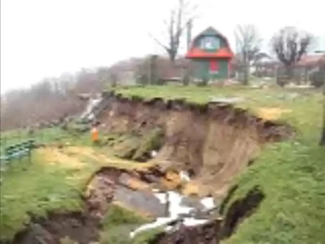 Tomasz771, użytkownik serwisu wideo You Tube w styczniu umieścił nagranie z Jarosławca, które pokazuje rozmiar dewastacji klifu.