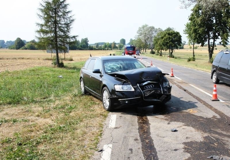 DK 65. Czołowe zderzenie volkswagena i audi (zdjęcia)