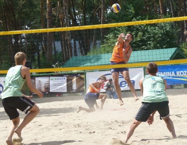 Dominik Witczak (w ataku) i Michał Makowski wywalczyli w Kozienicach Puchar Polski w siatkówce plażowej