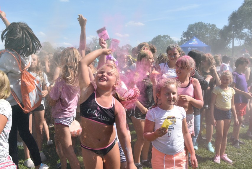 Na plaży miejskiej w Będzinie w rejonie Brzozowicy trwa Holi...