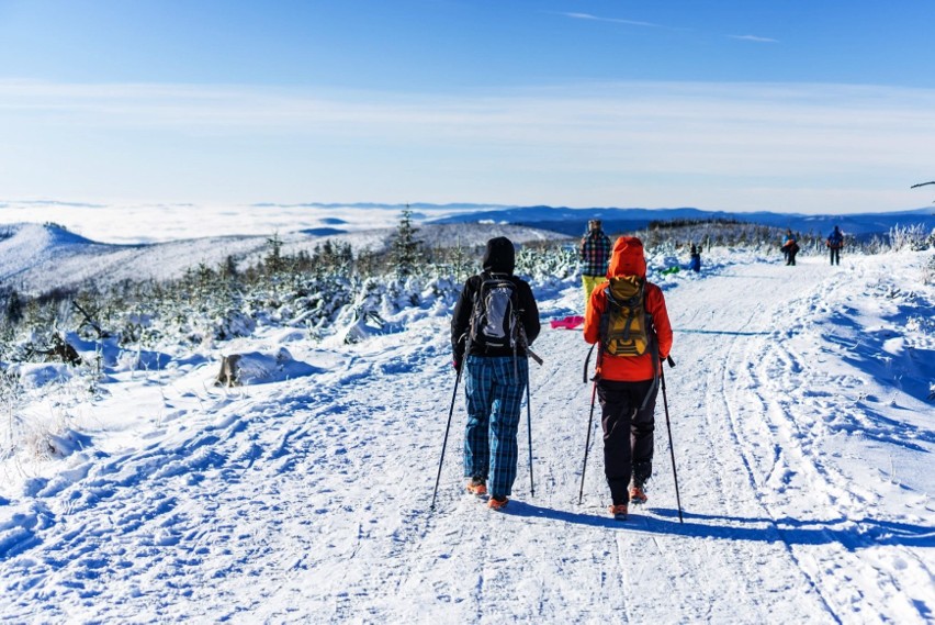Tysiące turystów w Beskidach korzystały z bajecznej pogody. Zjazdy na sankach zastąpiły narty
