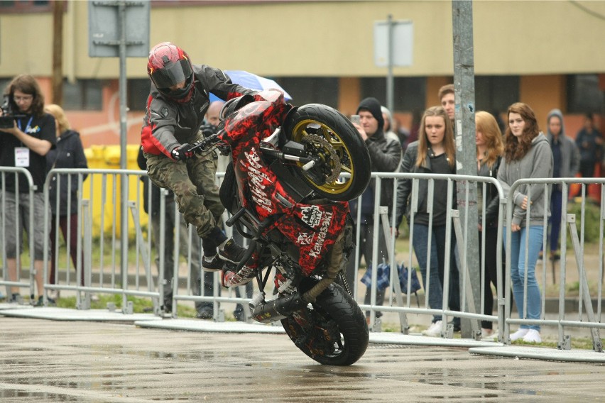 Siedział tyłem do kierunku jazdy i stał na motocyklu. Pokaz na Wittigowie (ZDJĘCIA, FILM)