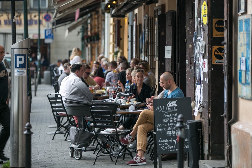 Kraków. Prawie dwukrotnie mogą się zwiększyć opłaty za ogródki kawiarniane. Urzędnicy przygotowali też inne znaczne podwyżki [LISTA]