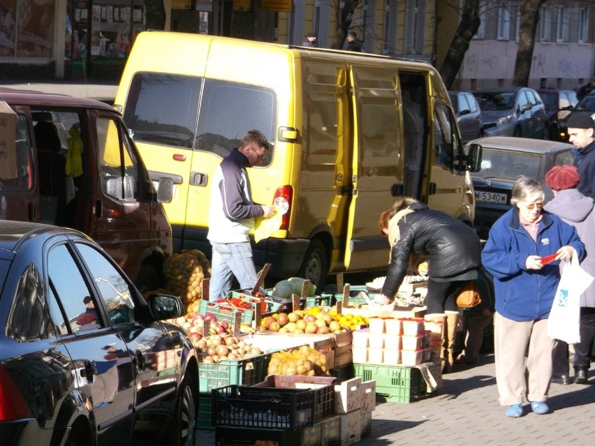 Straż miejska nie radzi sobie z handlarzem. Niech bierze przykład z Łodzi