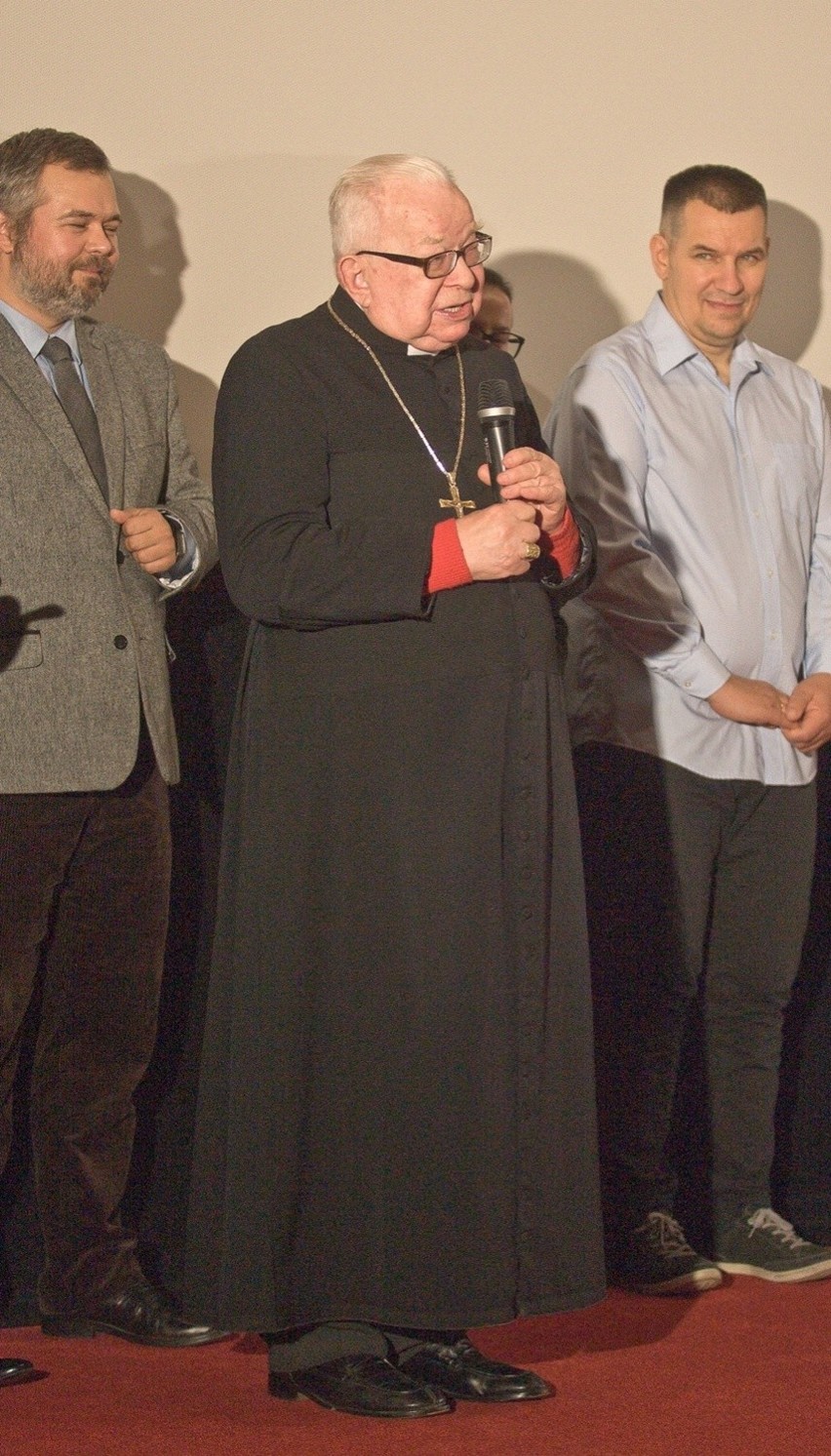 Kardynał przemawia przed pokazem
