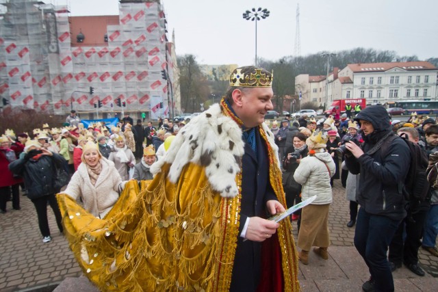 Imieniny Króla Kazimierza Wielkiego w Bydgoszczy.Studenci Kazimierzowskiego Uniwersytetu Trzeciego Wieku i przedstawiciele miejskich władz spotkali się pod pomnikiem Kazimierza Wielkiego w Bydgoszczy.