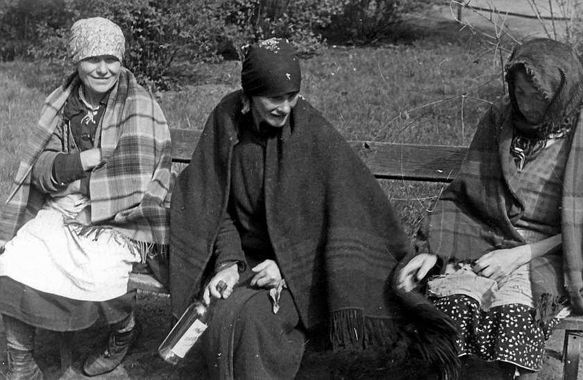 Trzy ubogie kobiety siedzące na ławce na Plantach.