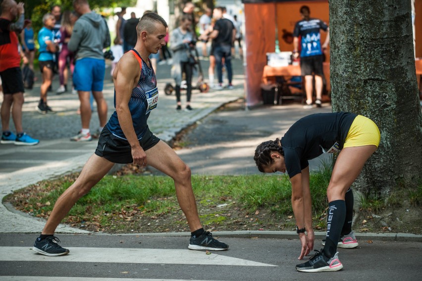 W biegu głównym na dystansie 10 kilometrów wzięło udział...