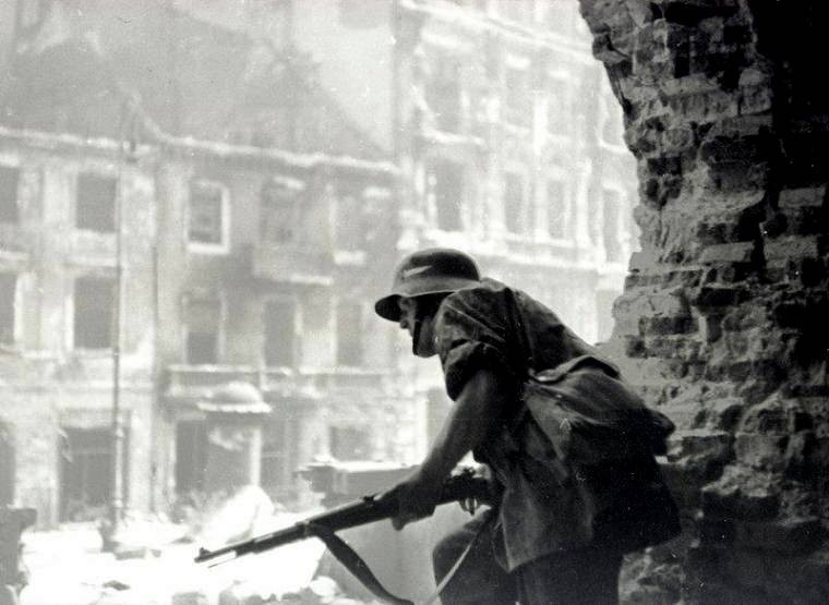 1 sierpnia 1944 wybuchło Powstanie Warszawskie, walczyło w...