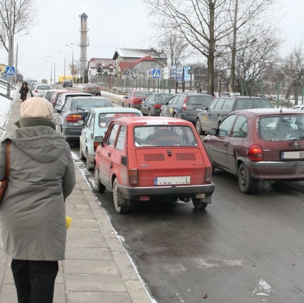 Samochody parkujące wzdłuż niemal całej długości ulicy Artwińskiego uniemożliwiają wprowadzenie tam autobusu miejskiego.