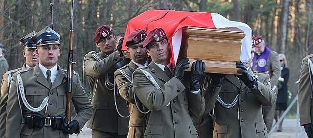 Podczas pogrzebu generała Tadeusza Buka w Spale jeden z żołnierzy idących przy trumnie potknął się, upadł i dostał się pod koła lawety. Z poważnymi obrażeniami nóg został odwieziony do szpitala.