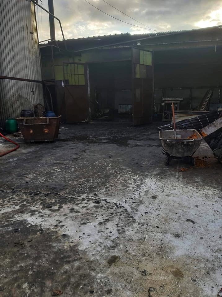Duży pożar hali produkcyjno-magazynowej w gminie Lututów. W akcji kilkanaście jednostek straży FOTO