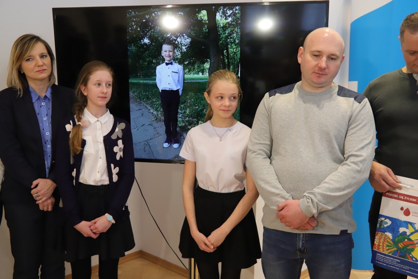 Cała Łódź szuka dawcy szpiku dla 8-letniego Adriana. Zaangażowali się nauczyciele chłopca oraz dzieci z którymi chodzi do klasy