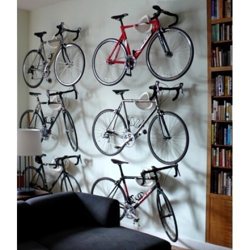 Stojak na rowerTakie stojaki-wieszaki są praktyczne, bo zajmują mało miejsca. Jedynie to na ścianie.