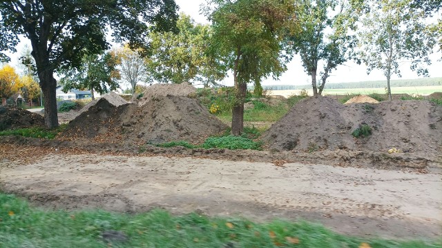 Wykopy przy starej trasie S3 w gminie Otyń wzbudzają zainteresowanie kierowców