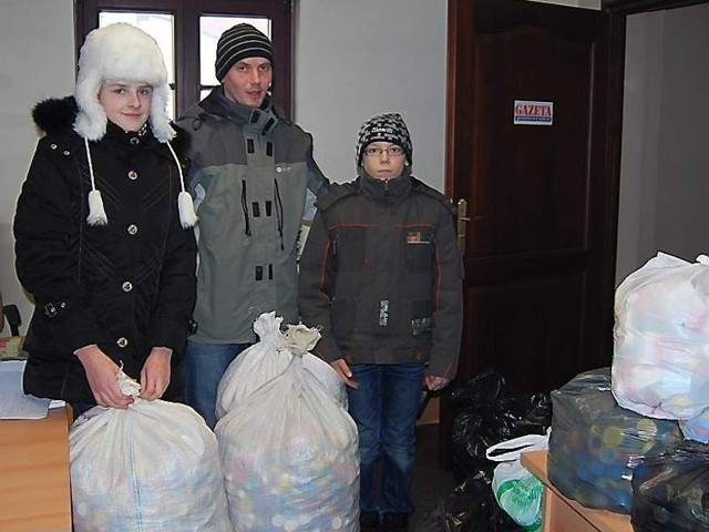 Natalia Czarnecka, Szymon Malinowski i Arek Metkowski z workami zebranymi w szkole w Szwarcenowie