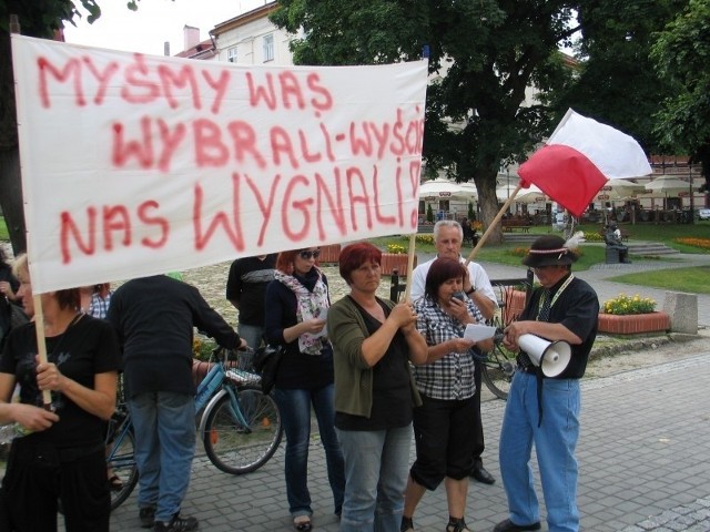 Kupcy protestują przeciw uchwale zakazującej handlu na chodnikach w Przemyślu. Fot. N. Zietal
