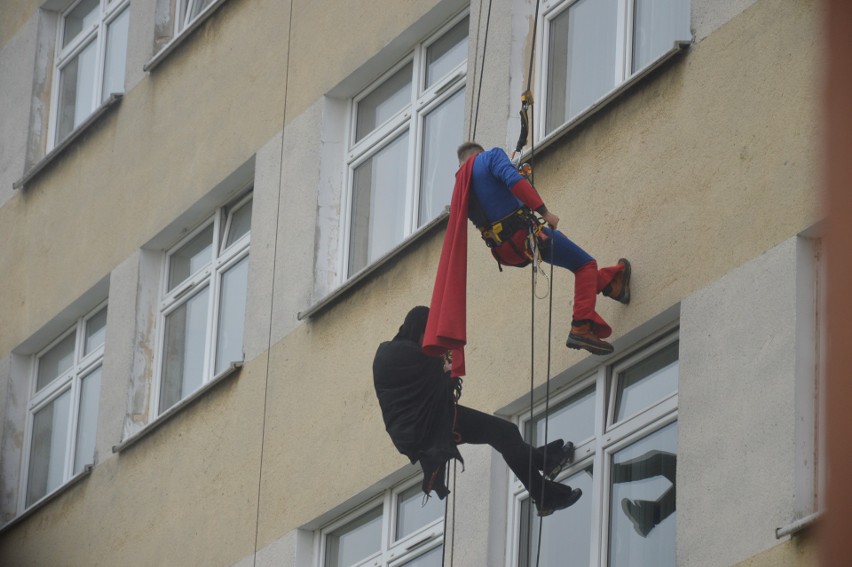 Święty Mikołaj, Batman, Superman, Spiderman i Bob Parr zjechali na linie wprost na oddział pediatryczny w USK w Opolu