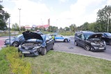 Zderzenie dwóch samochodów na skrzyżowaniu Bandurskiego i Wyszyńskiego w Łodzi. Są duże zniszczenia ZDJĘCIA