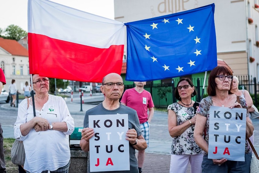 W środę (4 lipca) mieszkańcy Bydgoszczy przyszli pod pomnik...