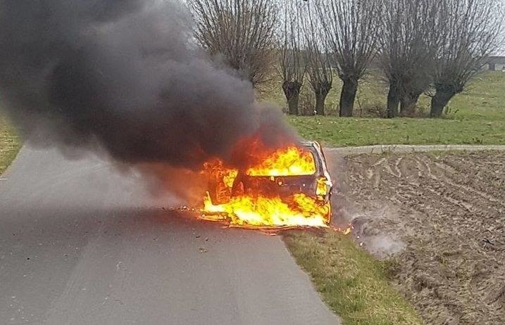 Jedna osoba zginęła we wnętrzu opla corsy, który spłonął...