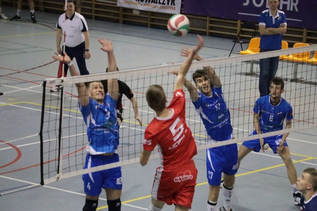 W fazie Play Off zespoły grają do trzech zwycięstw. W sobotę nasi zawodnicy pojada do Nakła. Jeśli wygrają trzeci mecz, awansują do następnej kolejki. 