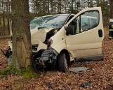 LESZNO GÓRNE. Bus wypadł z drogi i uderzył w drzewo. Samochód został poważnie rozbity