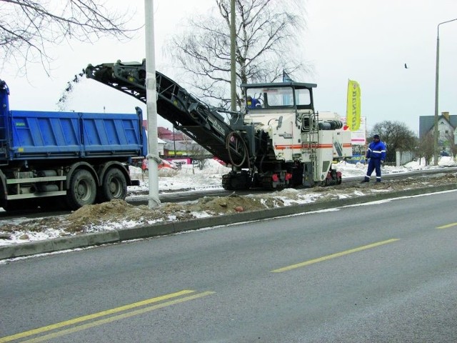 Wczoraj pracownicy Budimeksu zdzierali asfalt znajdujący się na starej jezdni ulicy Reja