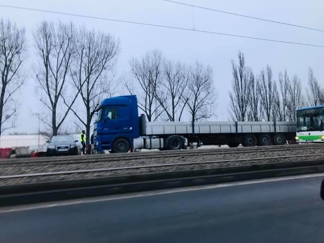 - Korek zaczyna się jeszcze na moście Pionierów. W stronę Słonecznego na wysokości kolizji tez jedziemy wolniej przez moment - informuje Joanna Jaszczak z Suszą! Szczecin;nf.