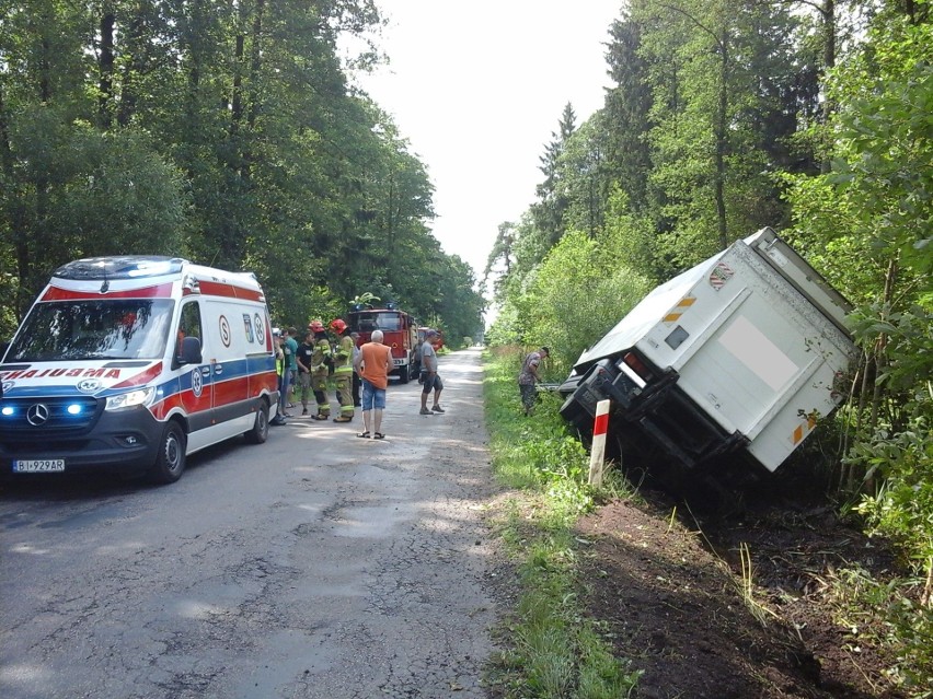 Mulawicze. Ciężarówka wpadła do rowu i przewróciła się