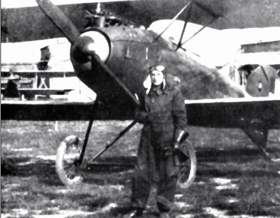 Wiktor Lang przed swoim myśliwcem - Albatrosem DV.
