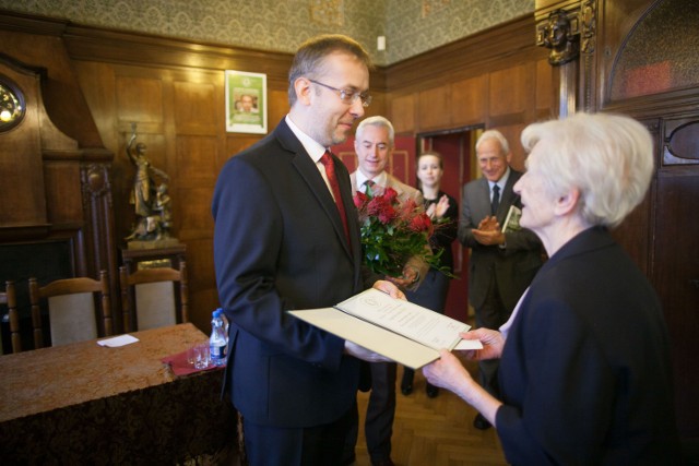 Prof. Maria Michalska (matka Tomasza Jakuba) wręcza nagrodę