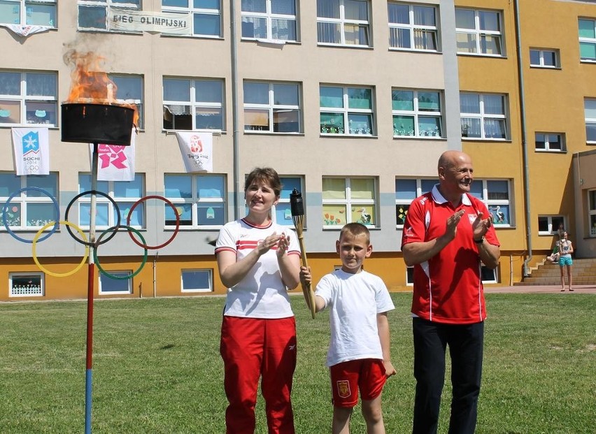 Olimpijczycy na otwarciu boiska w Jędrzejowie...