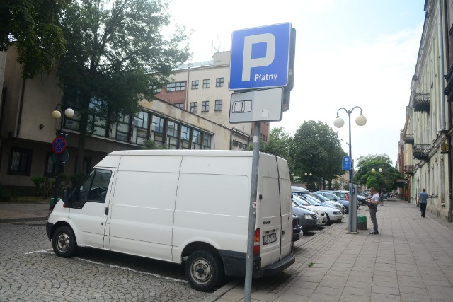 Wzdłuż ulicy Piłsudskiego juz zostały wyrysowane linie oznaczające miejsca parkingowe w płatnej strefie.