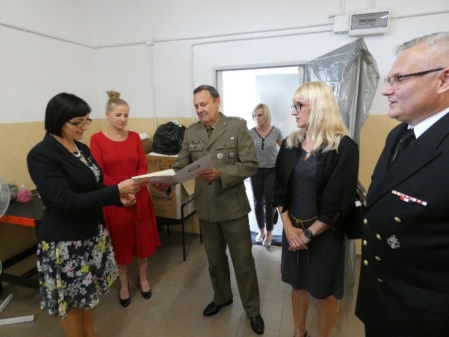 Burmistrz Kępic Magdalena Majewska odbiera podziękowania na piśmie od delegacji 7. Szpitala Marynarki Wojennej.