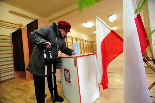 16 listopada w Brzegu będą otwarte 24 obwodowe komisje wyborcze. Głosować w wyborach samorządowych można w godzinach od 7.00 do 21.00. W Brzegu wyborcy dostaną cztery karty do głosowania. Na zdjęciu: wybory samorządowe w 2010 roku.