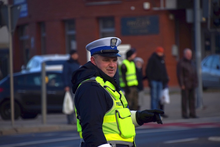 Podlaska policja wspierana przez harcerzy kieruje ruchem na...